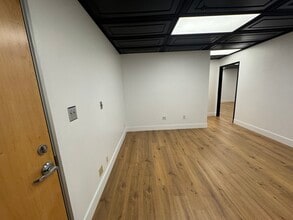 15928 Ventura Blvd, Encino, CA à louer Photo de l’immeuble– Image 2 sur 3