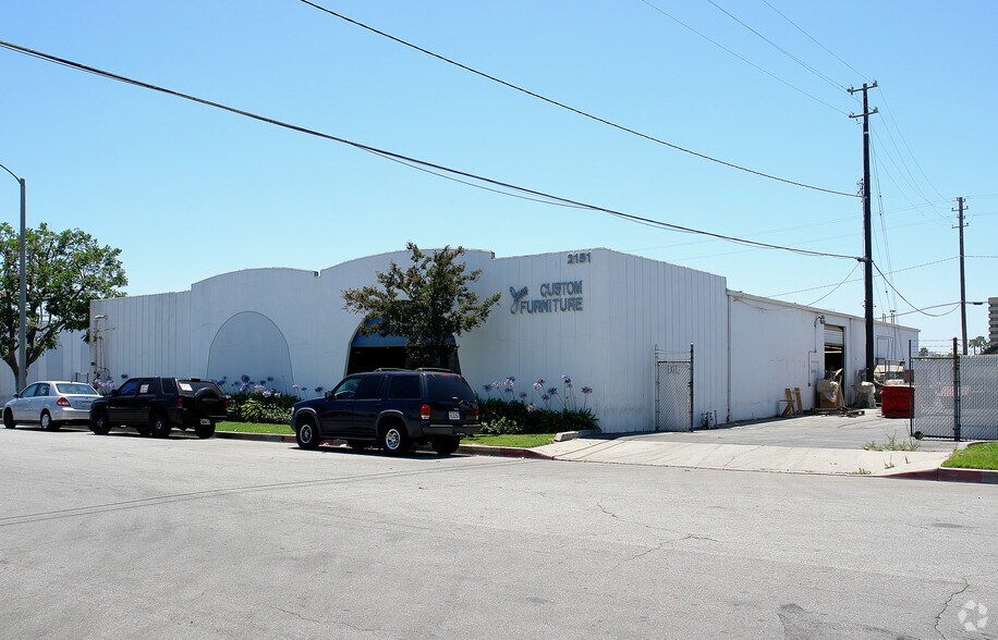 2151 S DuPont Dr, Anaheim, CA à louer - Photo de l’immeuble – Image 3 sur 6