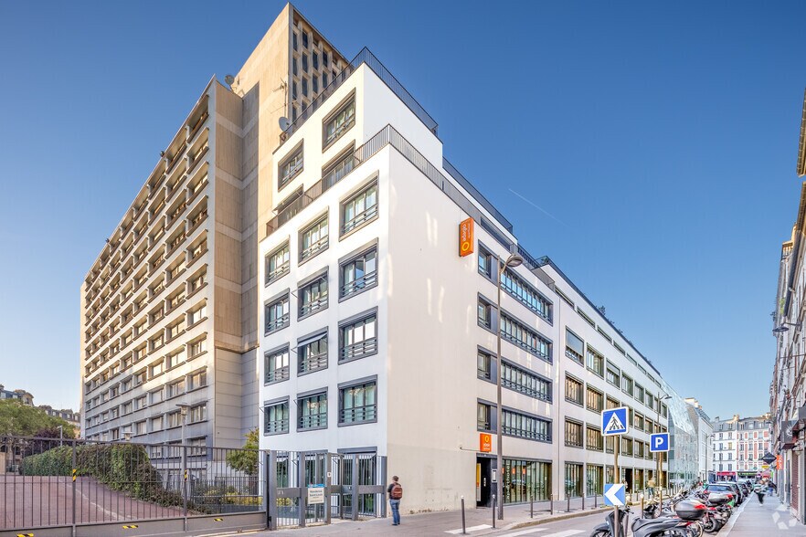 13 Rue Moreau, Paris à louer - Photo de l’immeuble – Image 1 sur 6