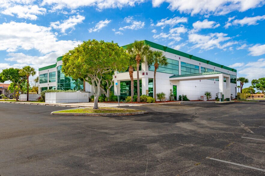 2721 Del Prado Blvd S, Cape Coral, FL à louer - Photo de l’immeuble – Image 2 sur 15