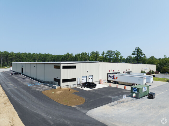 Plus de détails pour 24 Native Dr, Queensbury, NY - Industriel/Logistique à louer