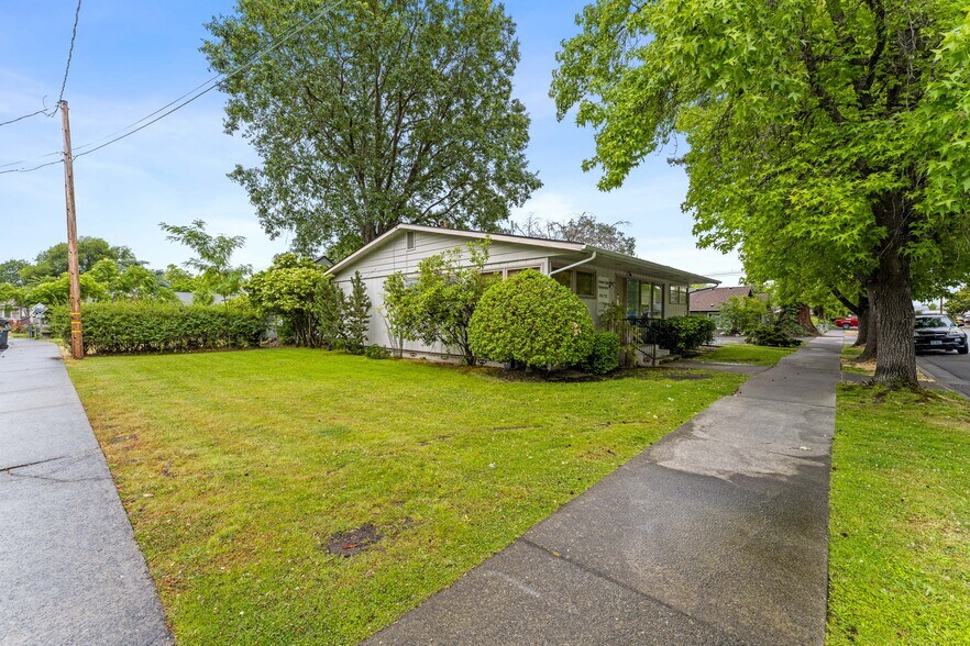 515 NE 8th St, Grants Pass, OR à vendre - Photo de l’immeuble – Image 2 sur 19