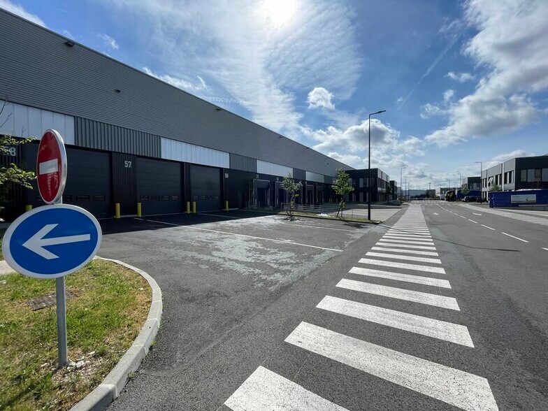 Local d’activités dans Le Bourget à louer - Photo de l’immeuble – Image 3 sur 12