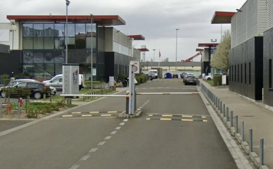 Local d’activités dans La Courneuve à louer - Photo de l’immeuble – Image 3 sur 3