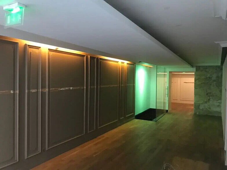 Local commercial dans Paris à louer - Photo de l’immeuble – Image 3 sur 9
