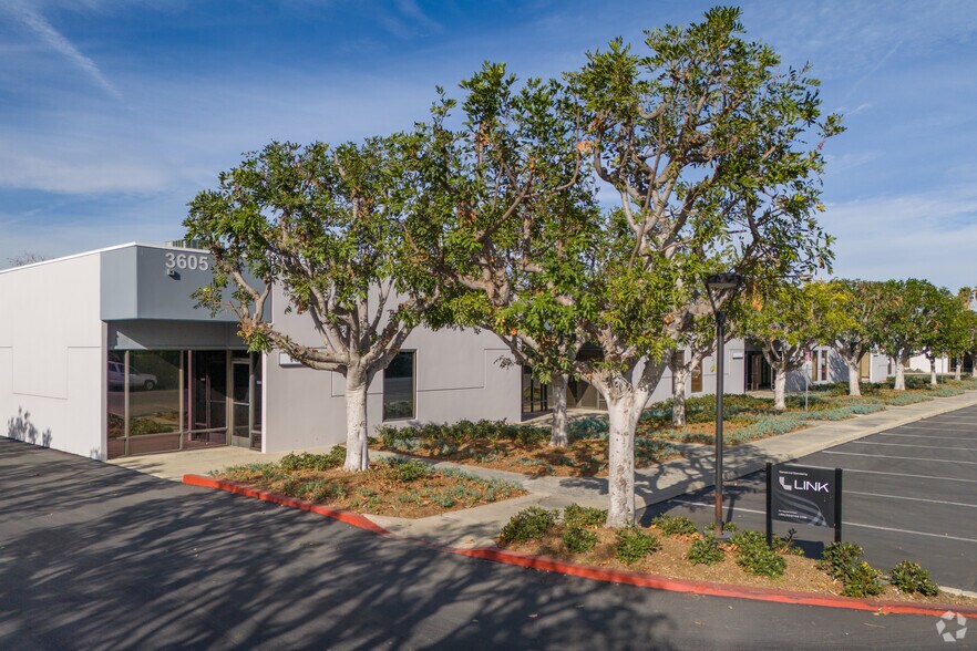 3621 W MacArthur Blvd, Santa Ana, CA à louer - Photo de l’immeuble – Image 3 sur 31