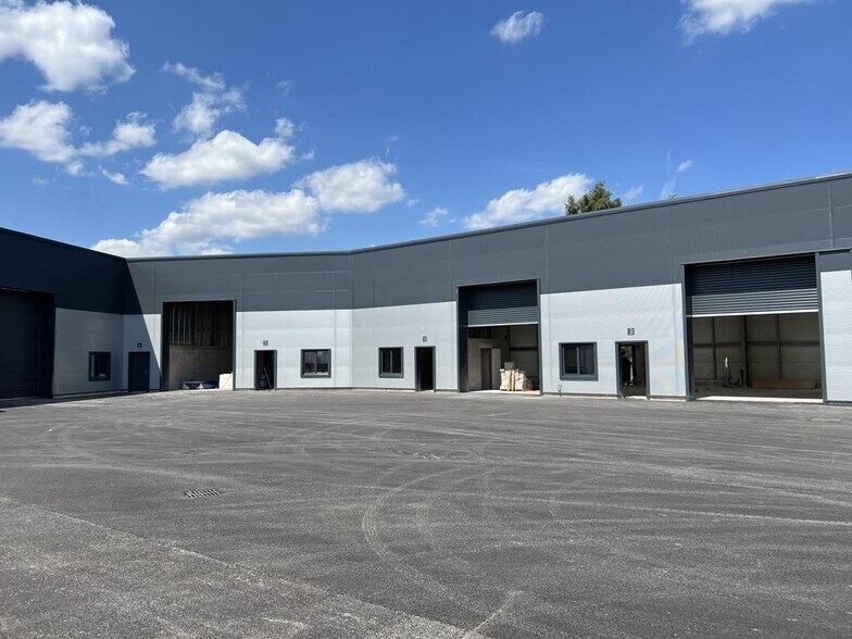 8 Drummond Rd, Stafford à louer - Photo de l’immeuble – Image 2 sur 6
