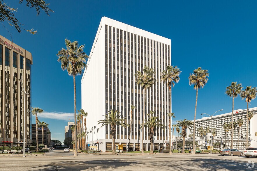 5901 W Century Blvd, Los Angeles, CA à louer - Photo de l’immeuble – Image 1 sur 7