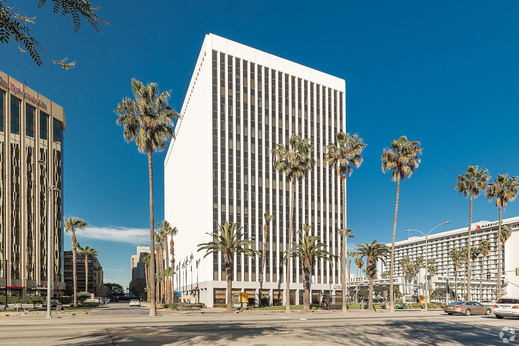 5901 W Century Blvd, Los Angeles, CA à louer Photo de l’immeuble– Image 1 sur 9