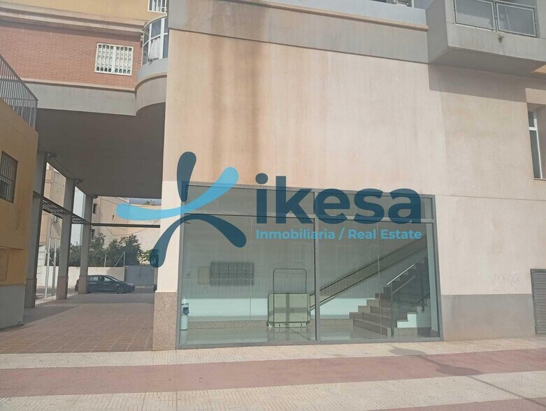 Local commercial dans Roquetas de Mar, Almería à vendre - Photo de l’immeuble – Image 2 sur 14