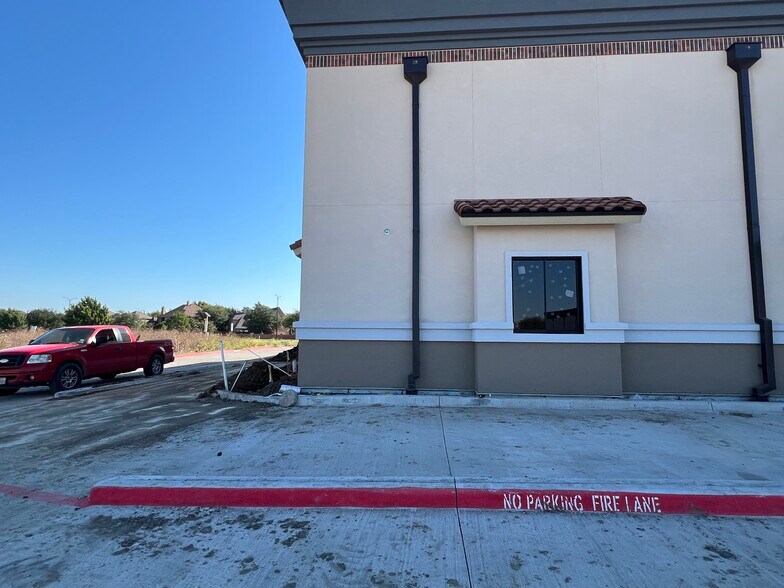 2484 Stonebrook Pky, Frisco, TX à louer - Photo de l’immeuble – Image 3 sur 11