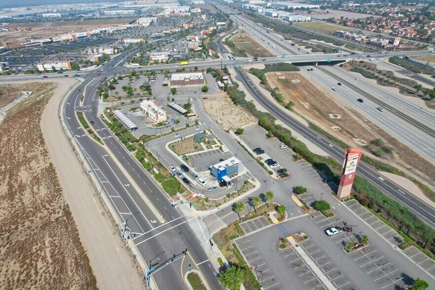 1020 Renaissance Pky, Rialto, CA à vendre - Photo de l’immeuble – Image 2 sur 22