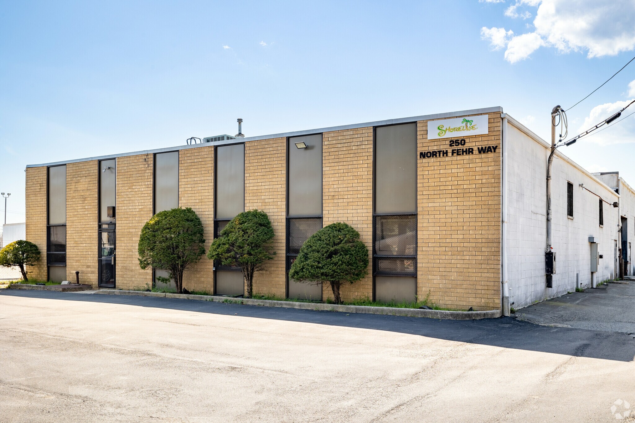 250 N Fehr Way, Bay Shore, NY à louer Photo principale– Image 1 sur 9