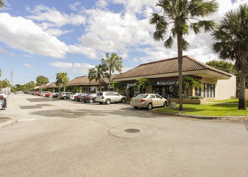 9610-9728 Pines Blvd, Pembroke Pines, FL à louer - Photo de l’immeuble – Image 3 sur 10