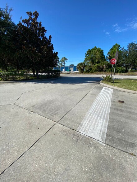 3143 Skyway Cir, Melbourne, FL à louer - Photo de l’immeuble – Image 3 sur 4