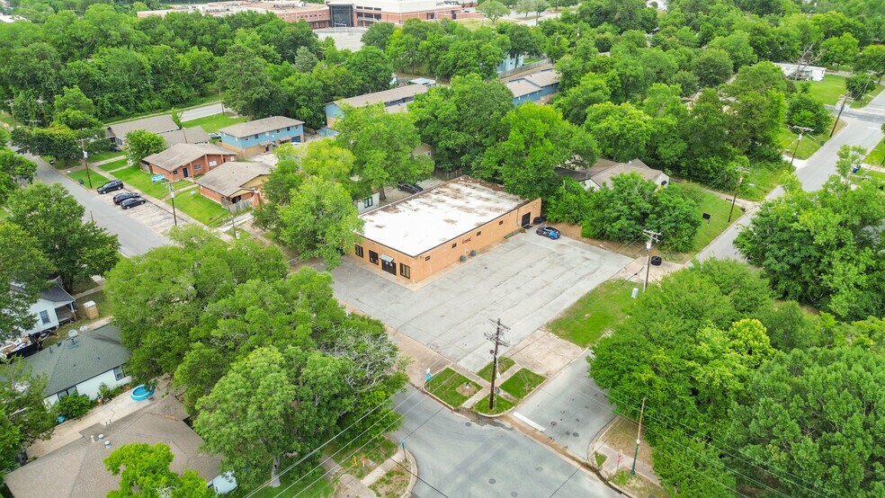 929 University Ave, Huntsville, TX à louer - Photo de l’immeuble – Image 2 sur 9