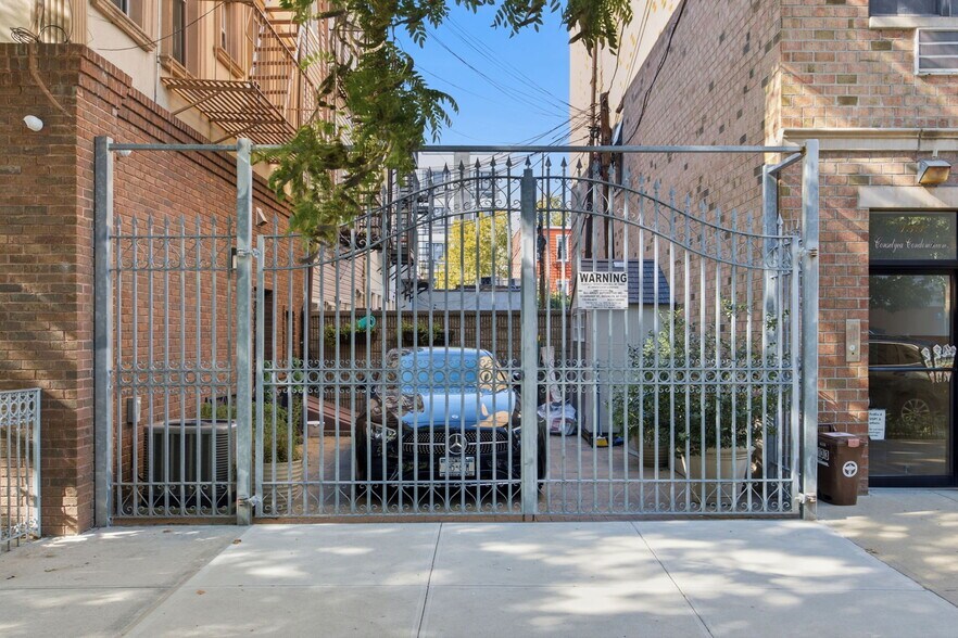 332 Manhattan Ave, Brooklyn, NY à vendre - Photo de l’immeuble – Image 2 sur 35