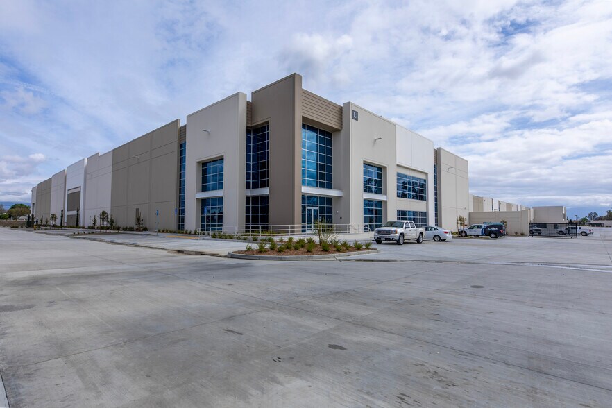855 W Valley Blvd, Bloomington, CA à louer - Photo de l’immeuble – Image 3 sur 6