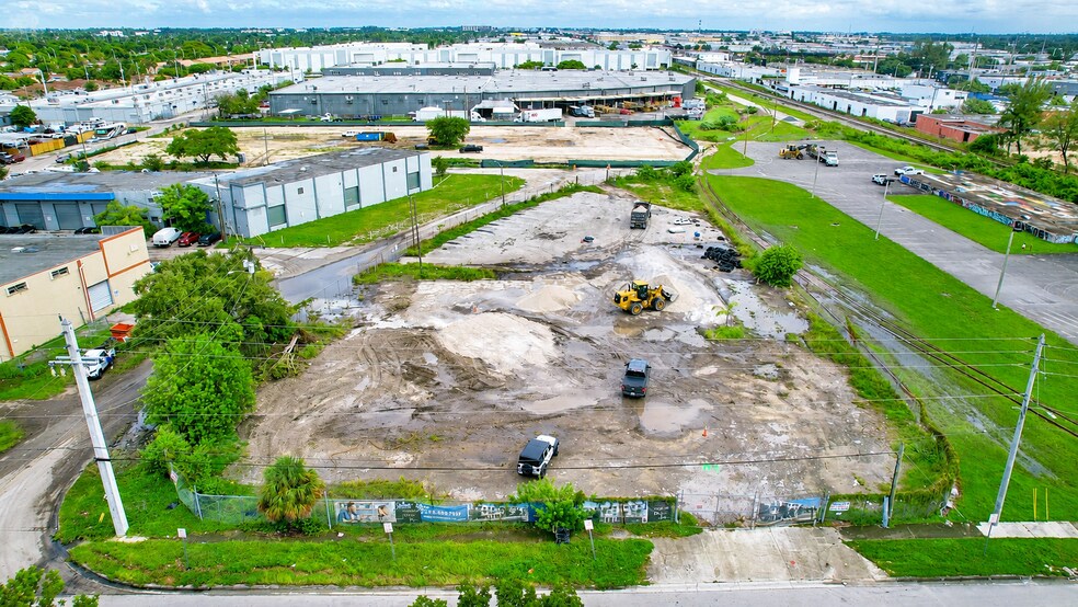 1171 SE 10th Ave, Hialeah, FL à louer - Photo de l’immeuble – Image 2 sur 8