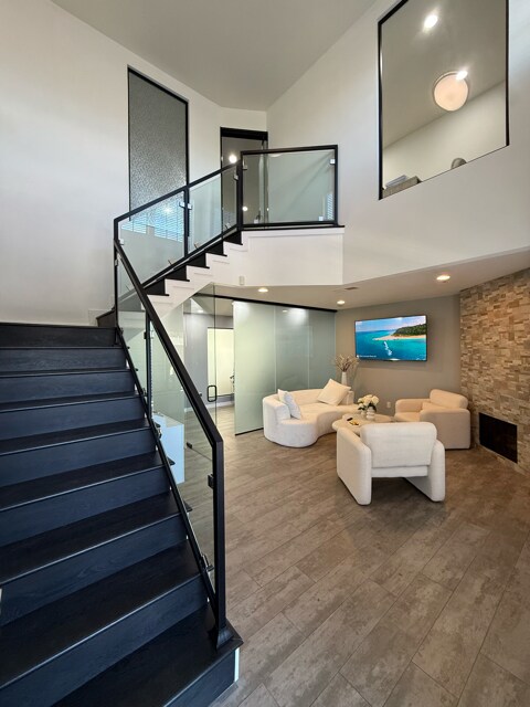 207 W Alameda Ave, Burbank, CA 91502 - Lot 203 -  - Photo intérieure - Image 1 of 23