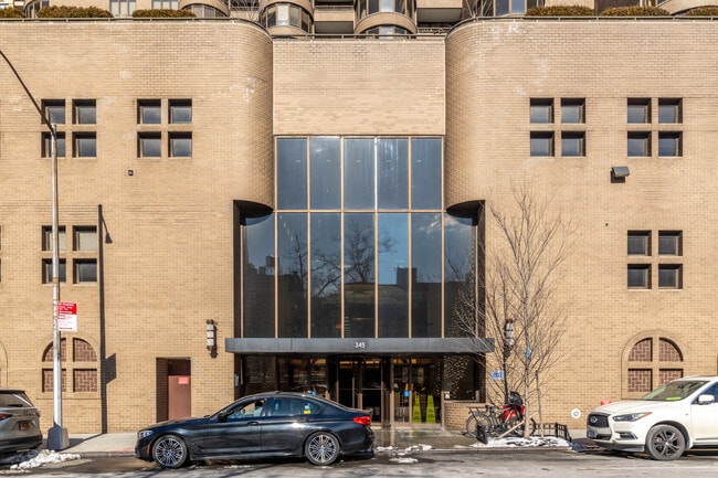 Plus de détails pour 345 E 37th St, New York, NY - Bureau aux enchères