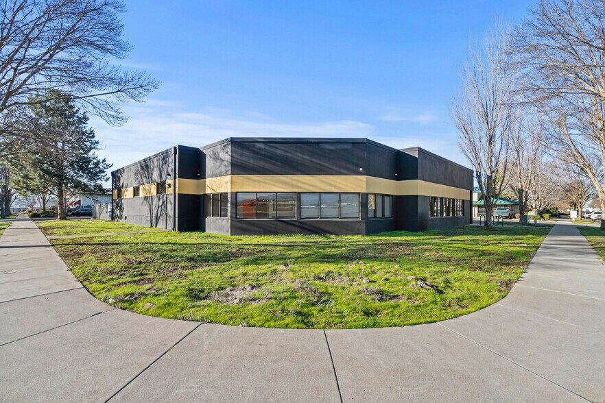 4731 Industry Dr, Medford, OR à louer - Photo de l’immeuble – Image 3 sur 38