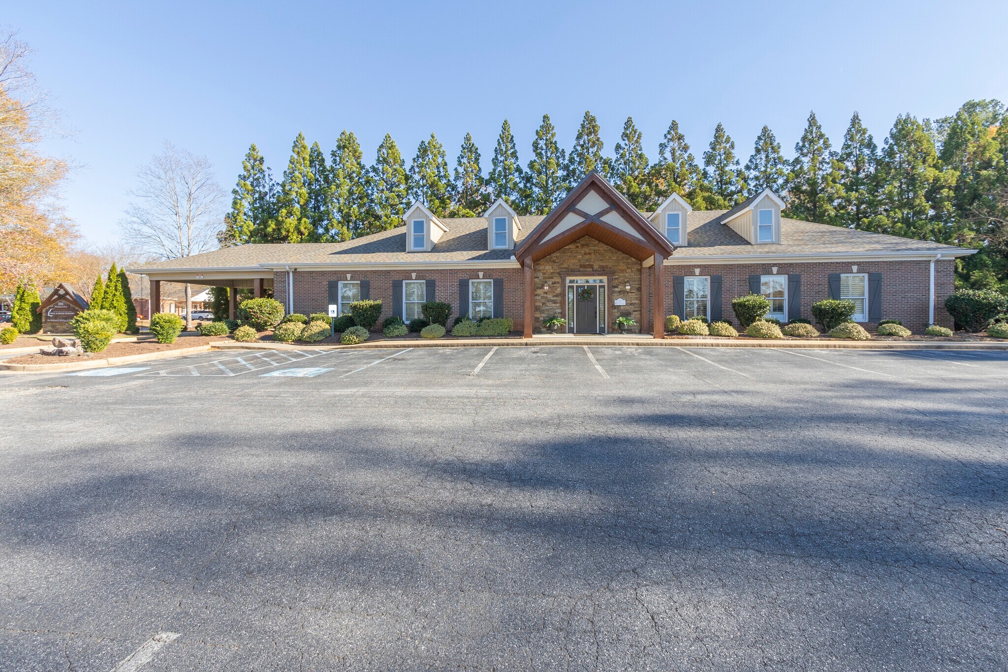 104 Montgomery Dr, Anderson, SC à vendre Photo de l’immeuble– Image 1 sur 41