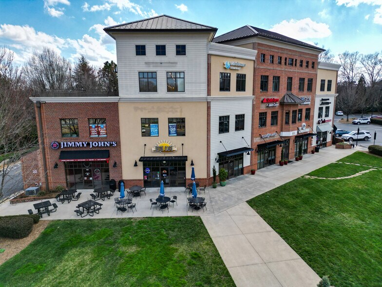 9525 Birkdale Crossing Dr, Huntersville, NC à louer - Photo de l’immeuble – Image 2 sur 7