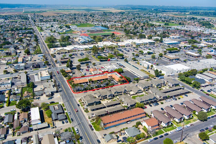 115 E College Ave, Lompoc, CA à vendre - Photo de l’immeuble – Image 2 sur 5