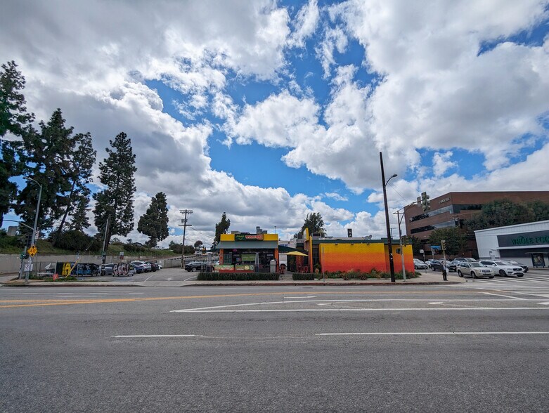12900 Riverside Dr, Sherman Oaks, CA à vendre - Photo de l’immeuble – Image 3 sur 9