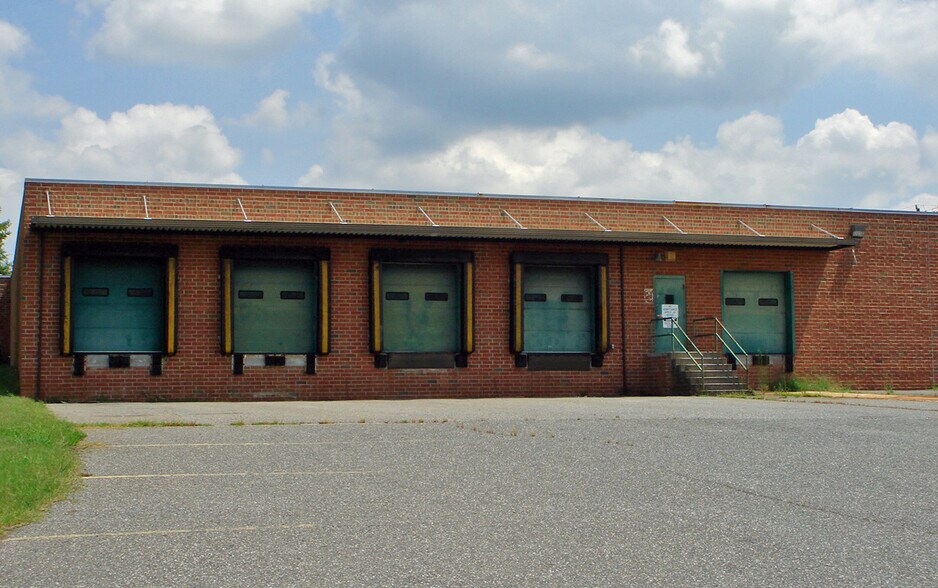107 Durham Rd, Stanley, NC à vendre - Photo de l’immeuble – Image 2 sur 4