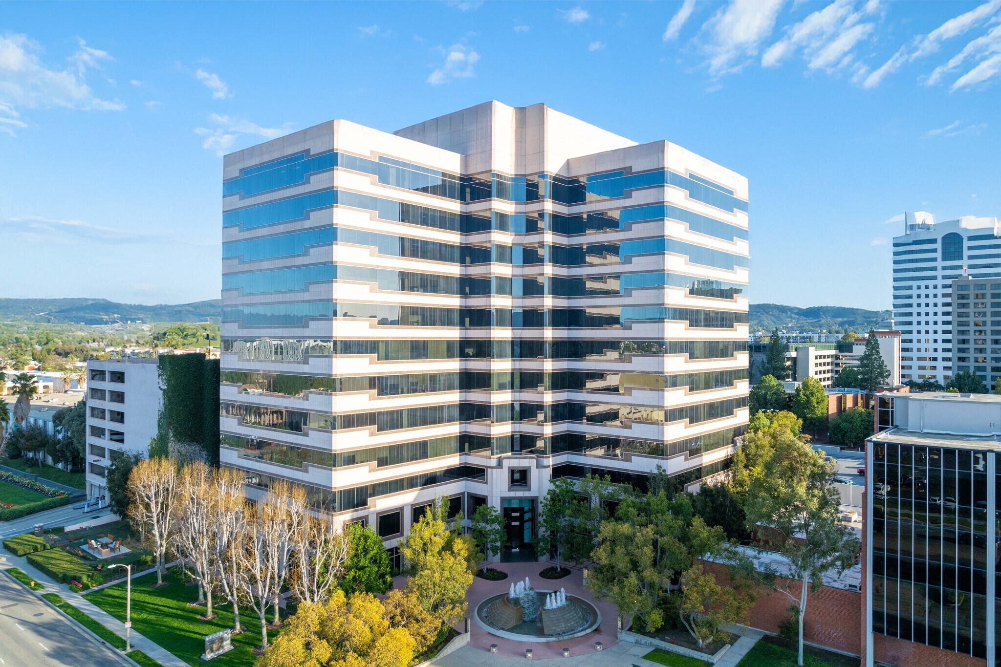 21300 Victory Blvd, Woodland Hills, CA à louer Photo de l’immeuble– Image 1 sur 13