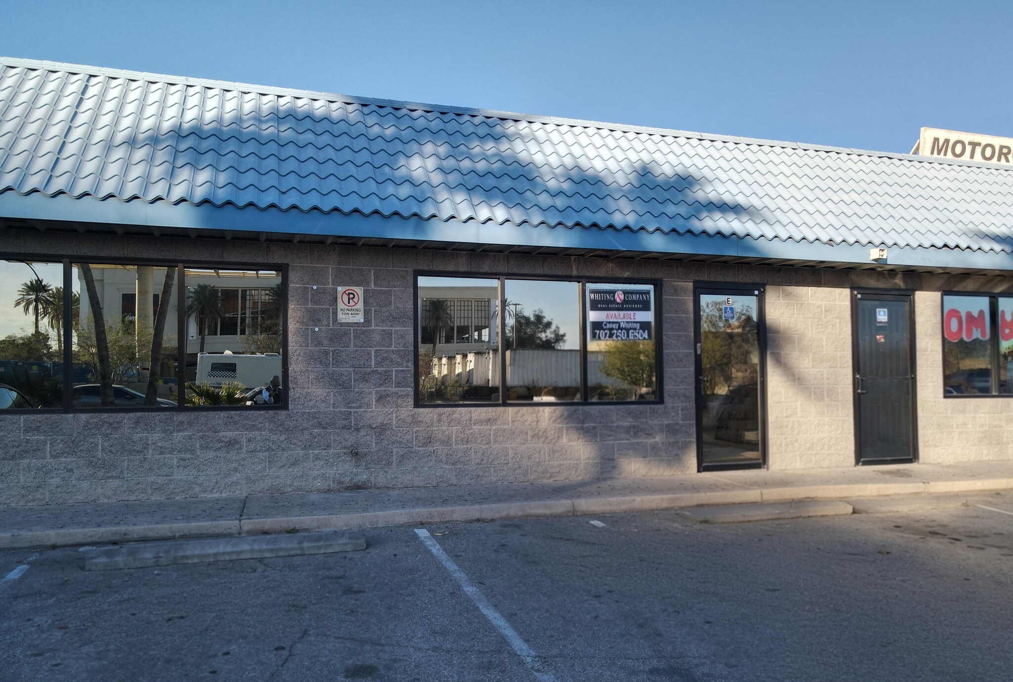 4390 W Tompkins Ave, Las Vegas, NV à louer Photo de l’immeuble– Image 1 sur 7