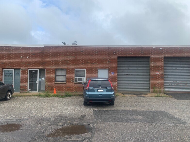 172 Cabot St, West Babylon, NY à louer - Photo de l’immeuble – Image 3 sur 33