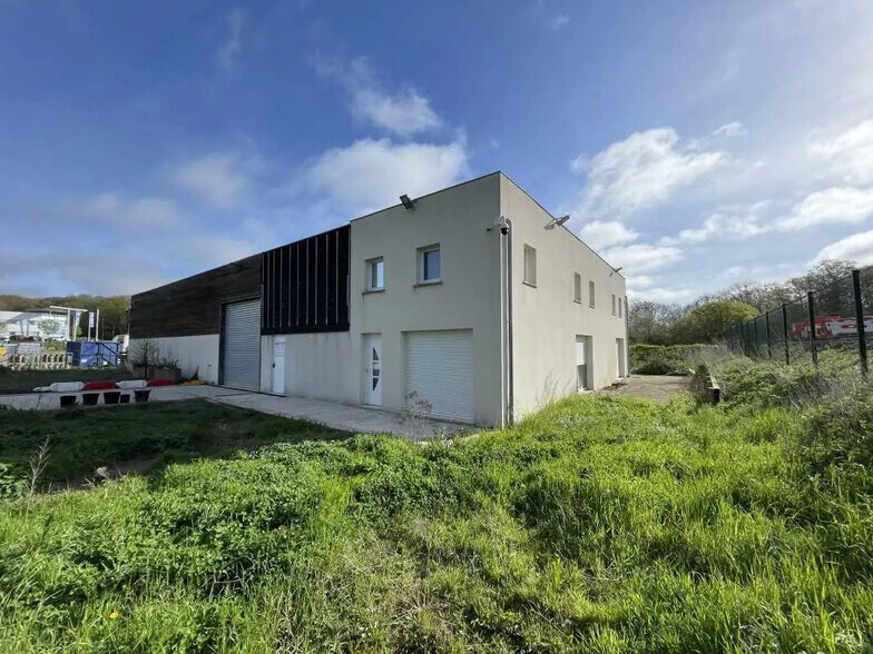 Local d'activités dans Amblainville à vendre - Photo de l’immeuble – Image 1 sur 11