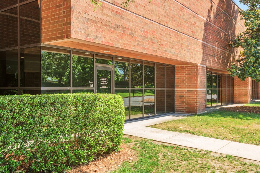 10709 Granite St, Charlotte, NC à louer - Photo de l’immeuble – Image 2 sur 4