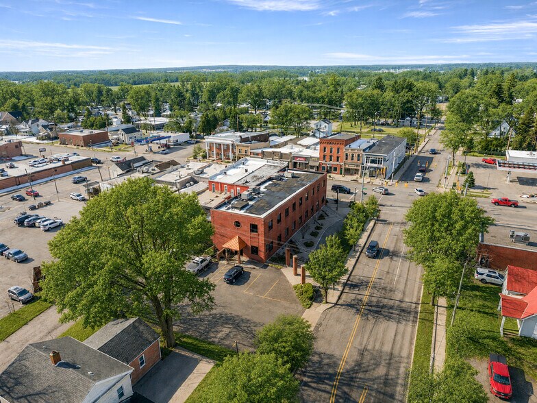 107 S Main St, Almont, MI à vendre - Photo de l’immeuble – Image 2 sur 57