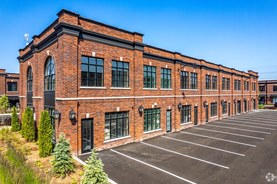 72-74 Jutland Rd, Toronto, ON à louer - Photo de l’immeuble – Image 2 sur 5