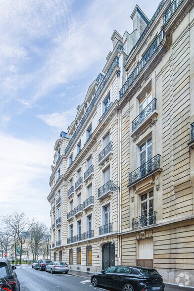 Immeuble residentiel dans Paris à vendre - Photo de l’immeuble – Image 2 sur 3
