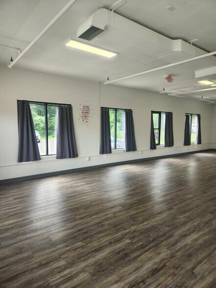 1 Mill Valley Rd, Hadley, MA à louer - Photo de l’immeuble – Image 3 sur 10