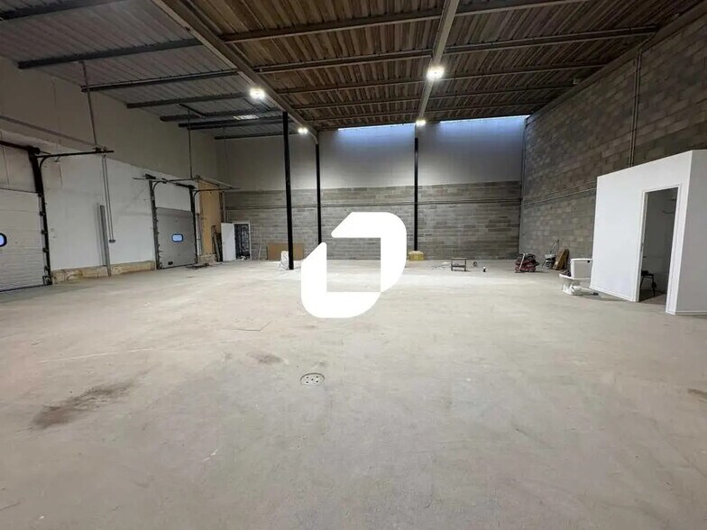 Local d’activités dans Montigny-le-Bretonneux à louer - Photo de l’immeuble – Image 2 sur 8