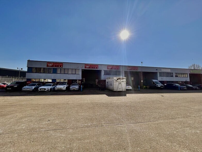 Blackthorne Rd, Slough à louer - Photo de l’immeuble – Image 3 sur 4