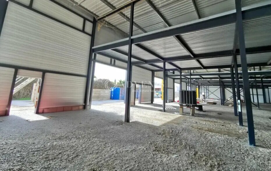 Local d'activités dans Lunel à vendre - Photo de l’immeuble – Image 2 sur 7