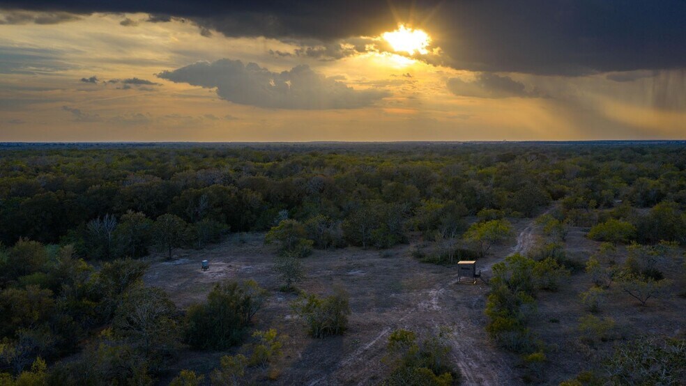 879 County Road 421, Gonzales, TX à vendre - Photo de l’immeuble – Image 2 sur 57