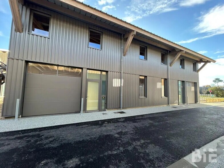 Local d'activités dans Le Haillan à vendre - Photo de l’immeuble – Image 1 sur 11