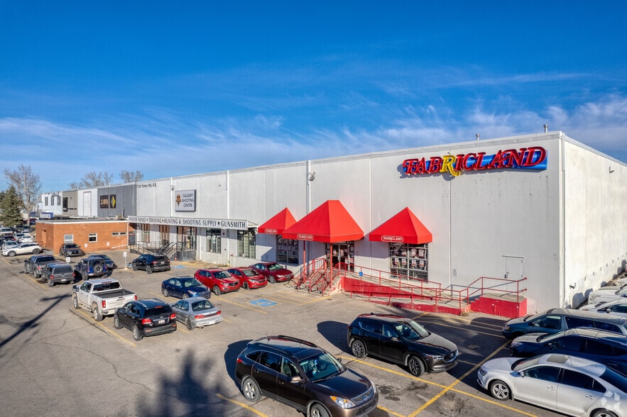 7130 Fisher Rd SE, Calgary, AB à louer - Photo principale – Image 2 sur 5