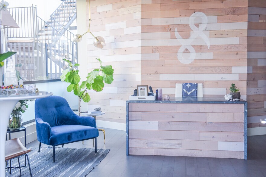 13721 Ventura Blvd, Sherman Oaks, CA à louer - Photo intérieure – Image 2 sur 5