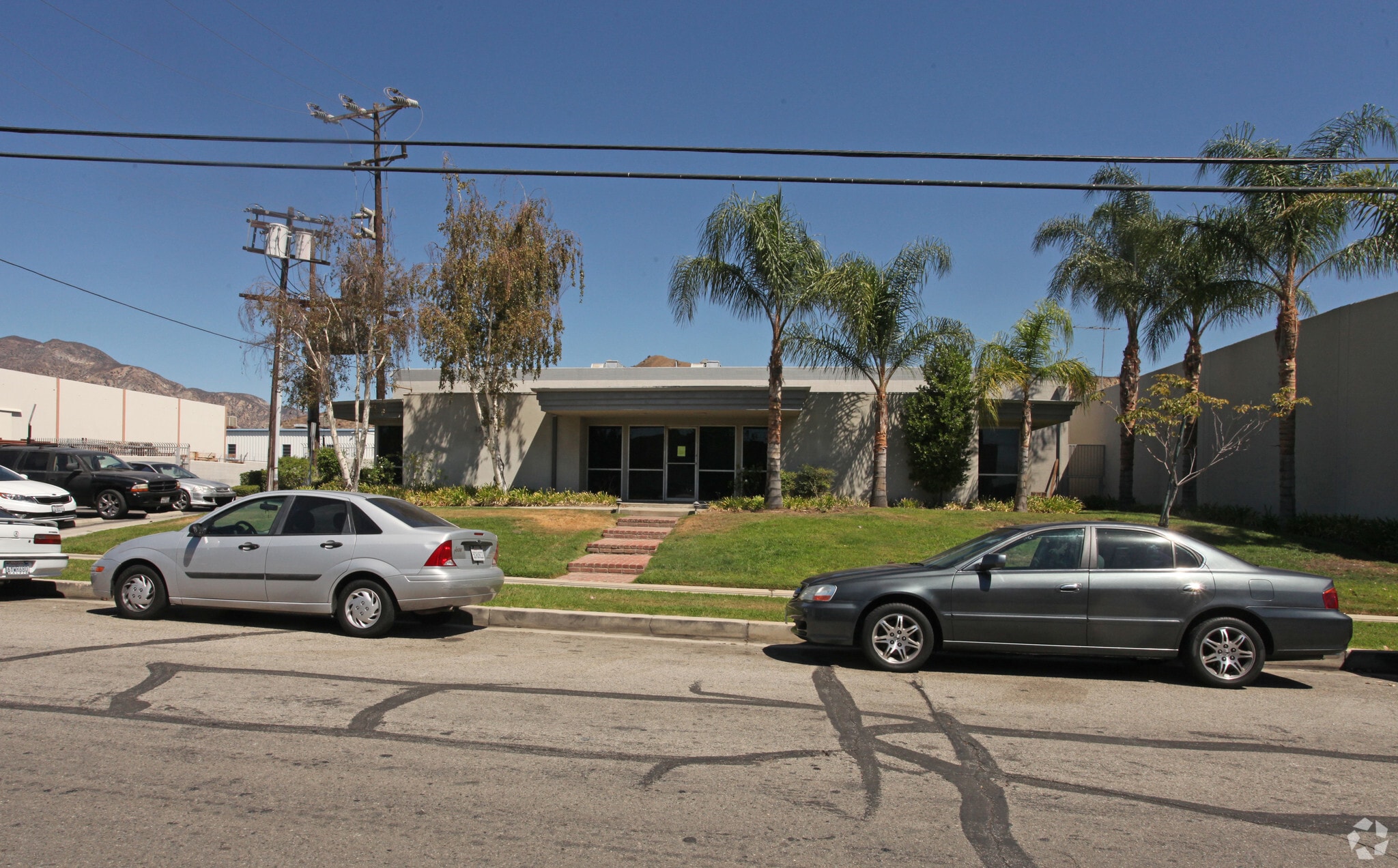 12424 Gladstone Ave, Sylmar, CA à louer Photo de l’immeuble– Image 1 sur 7