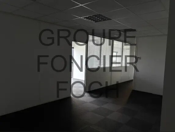 Local d’activités dans Décines-Charpieu à louer - Photo de l’immeuble – Image 3 sur 5