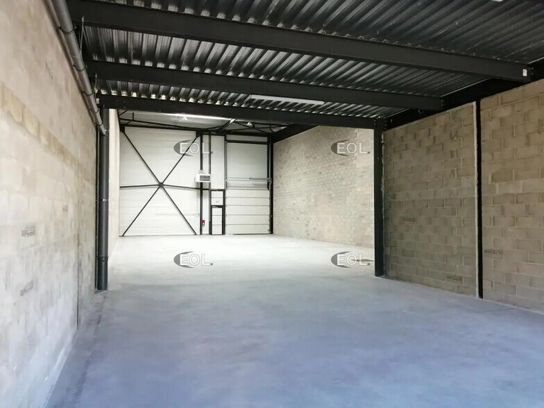 Local d'activités dans Marignane à vendre - Photo de l’immeuble – Image 2 sur 4